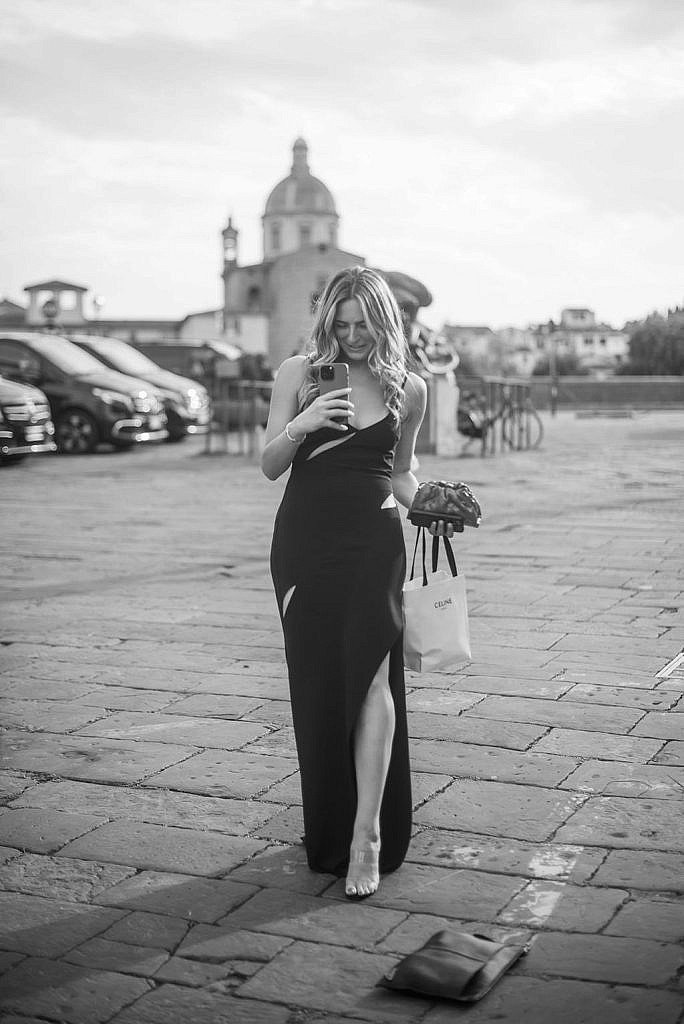 wedding guest taking a picture at the exit of the newly weds in piazza ognissanti florence