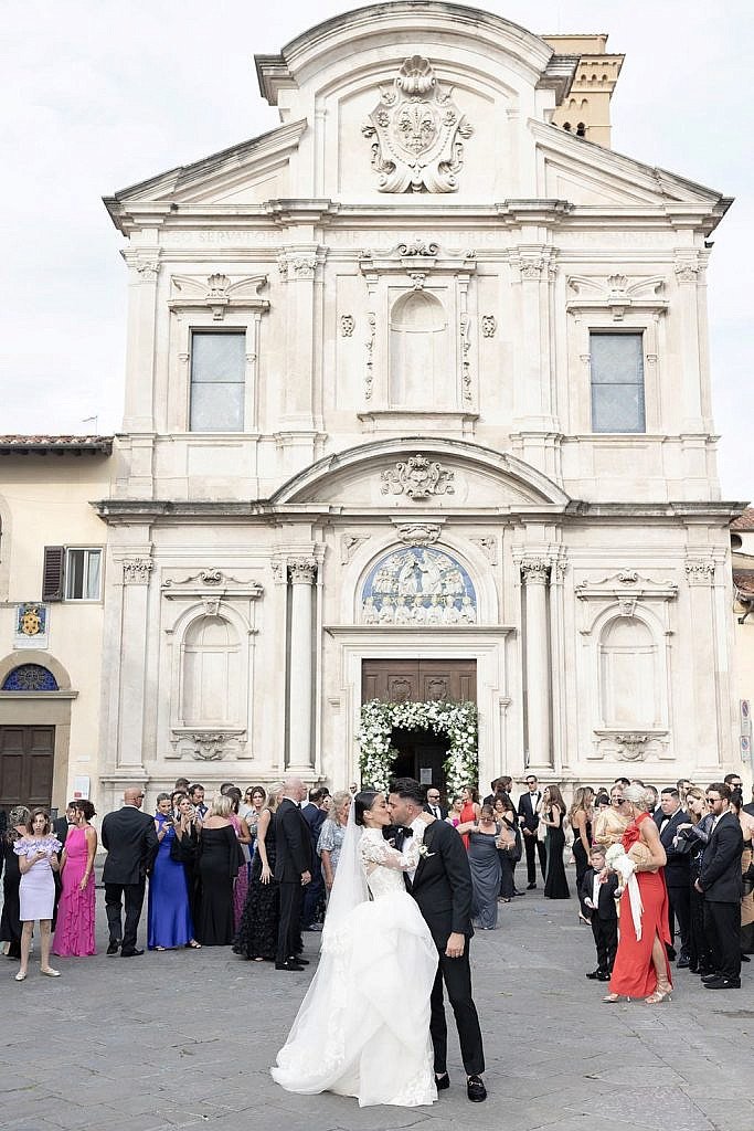 bride and groom kissing outside the church ognissanti in florence