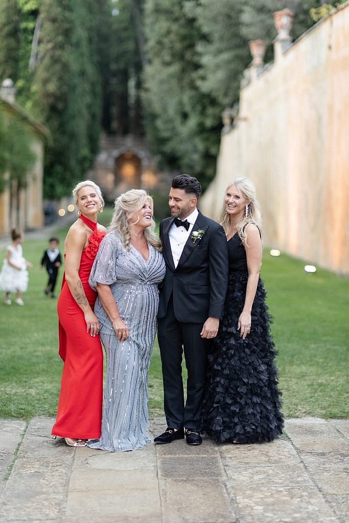 relaxed traditional family group picture in villa gamberaia in florence